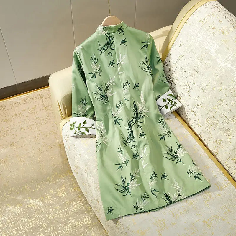 Grünes, modernes chinesisches kurzes Qipao-Kleid mit Bambusblättern