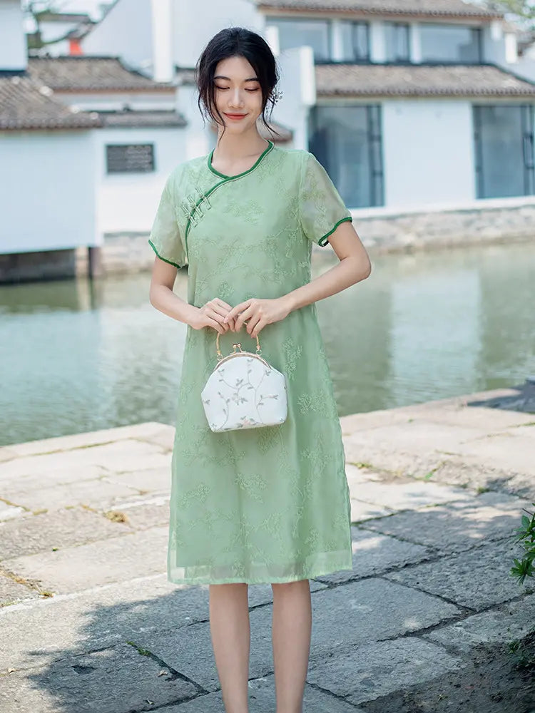 Grünes besticktes lockeres Qipao-Kleid