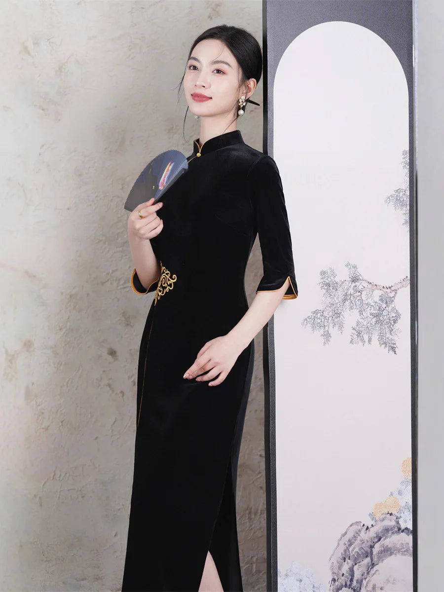 Robe Qipao en velours noir à manches longues avec accents dorés