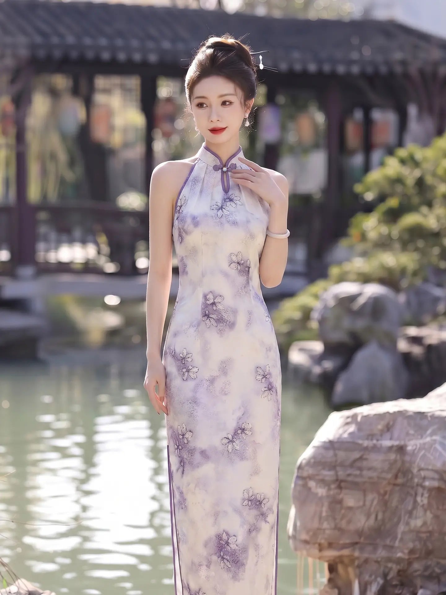 Robe Qipao violette moderne à col halter et imprimé floral jacquard