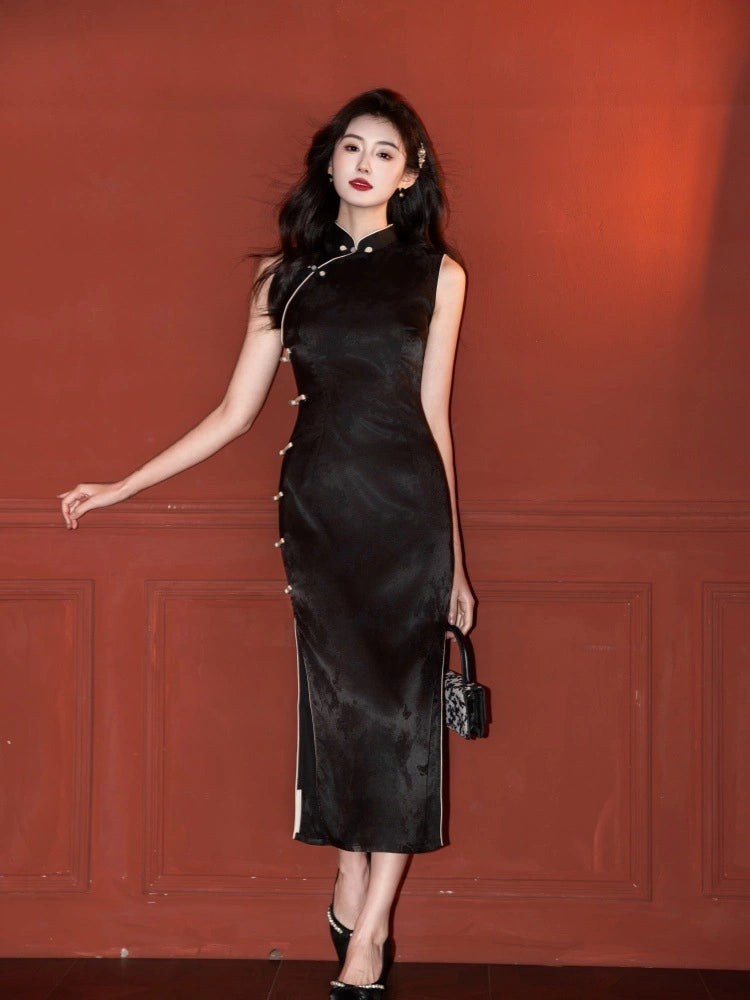 Schwarzes strukturiertes ärmelloses Qipao-Kleid