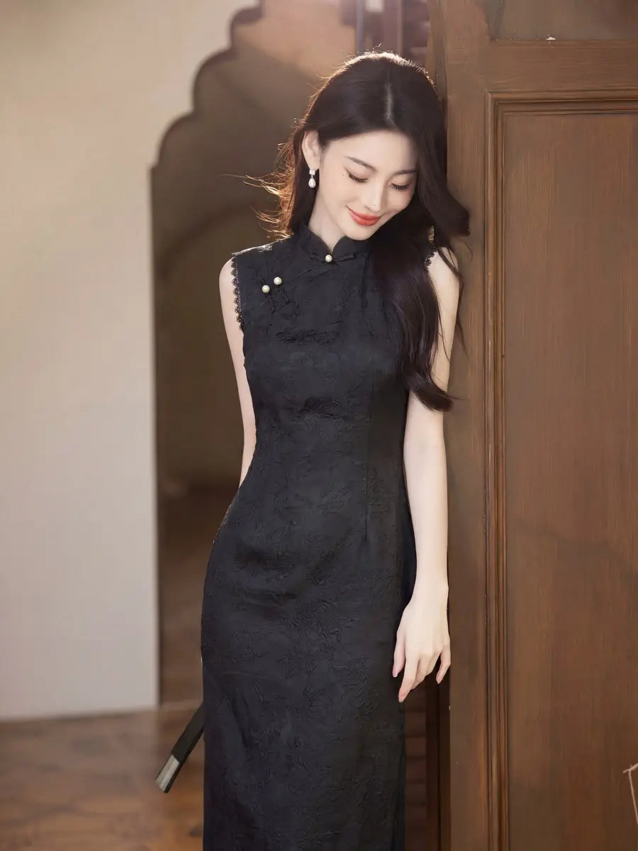 Ärmelloses Maxi-Qipao aus texturiertem Jacquard mit Spitzenbesatz