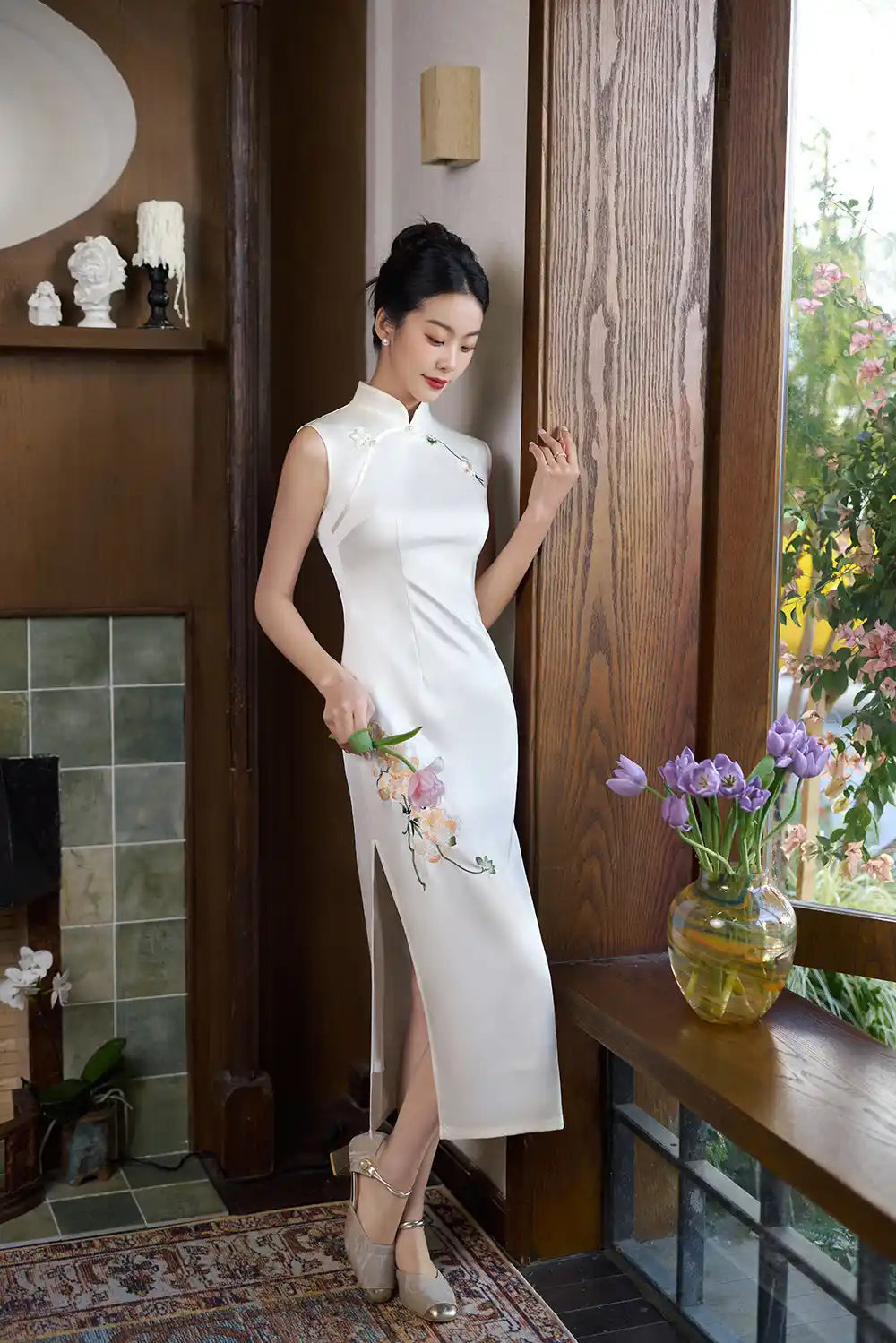 Qipao long blanc sans manches orné de broderies d'orchidées