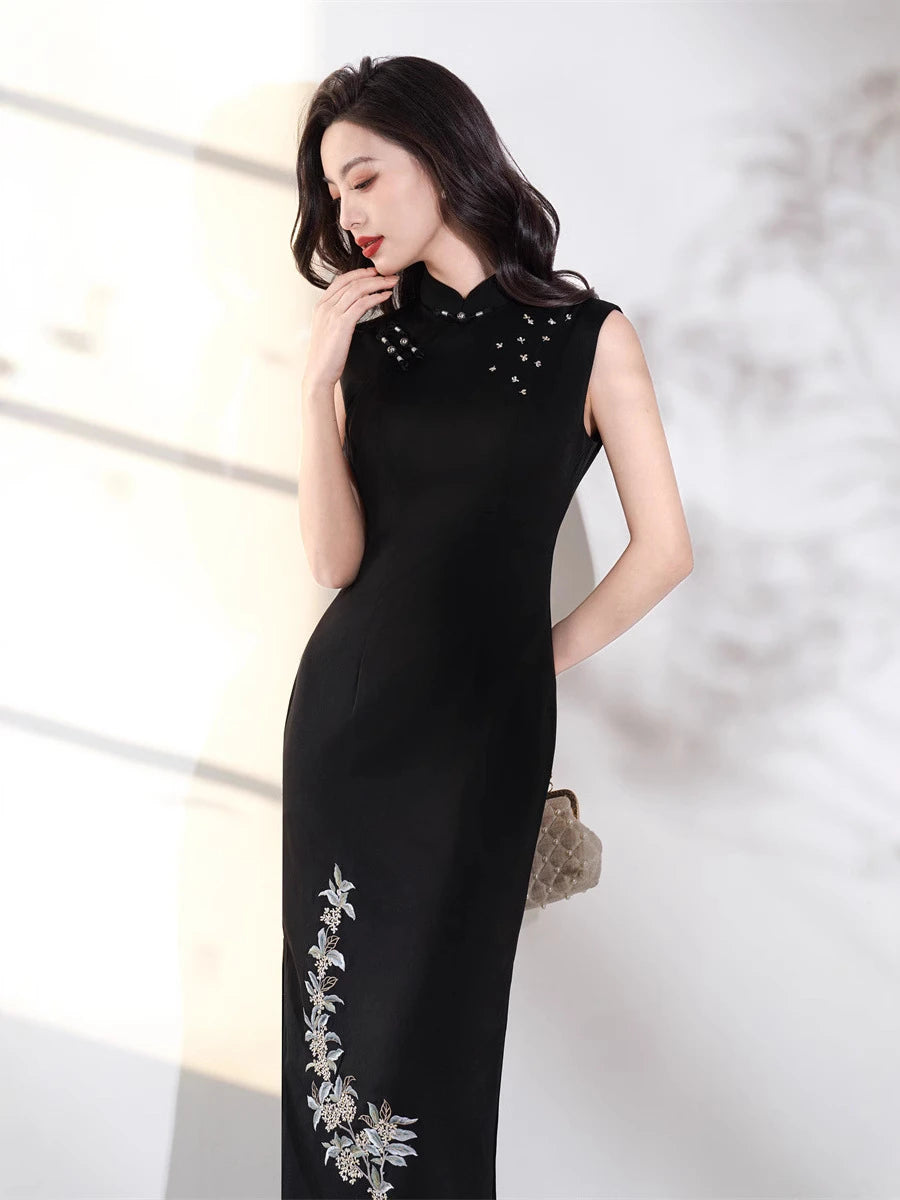 Robe Qipao moderne noire sans manches avec broderie florale