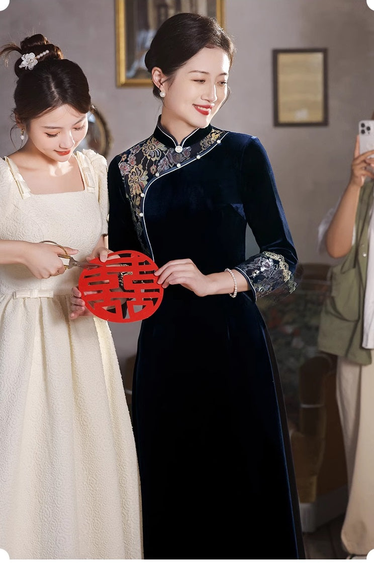 Traditionelles chinesisches Cheongsam-Qipao-Kleid aus Samt mit Stehkragen und langen Ärmeln