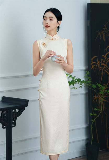 Model in White Floral Jacquard Sleeveless Qipao Cheongsam drinking
