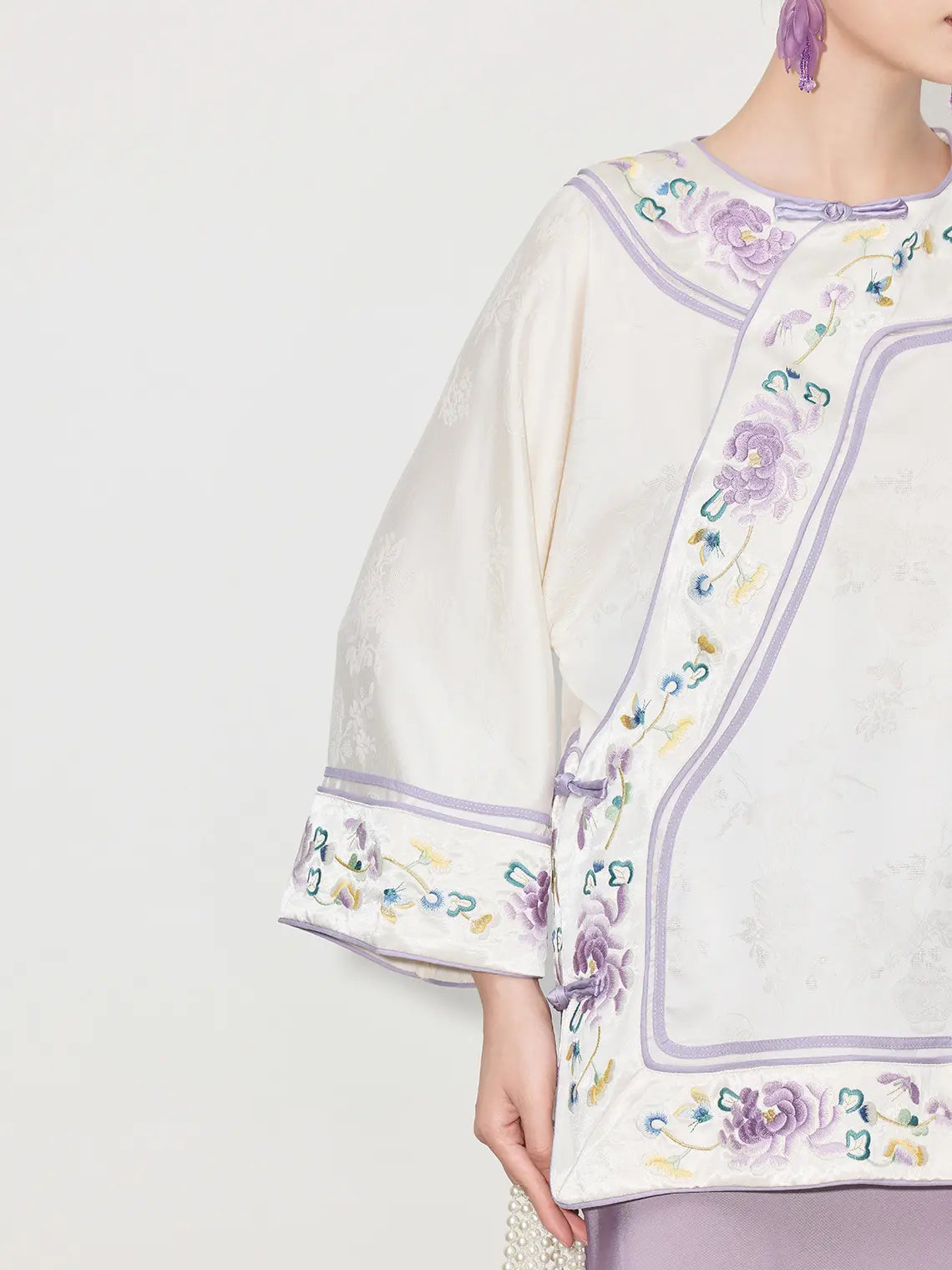 Neue Bluse und Rock im chinesischen Stil mit elfenbeinfarbenem, lila Kragen
