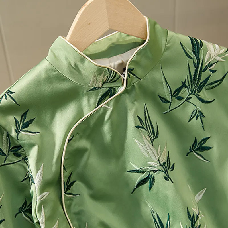 Grünes, modernes chinesisches kurzes Qipao-Kleid mit Bambusblättern