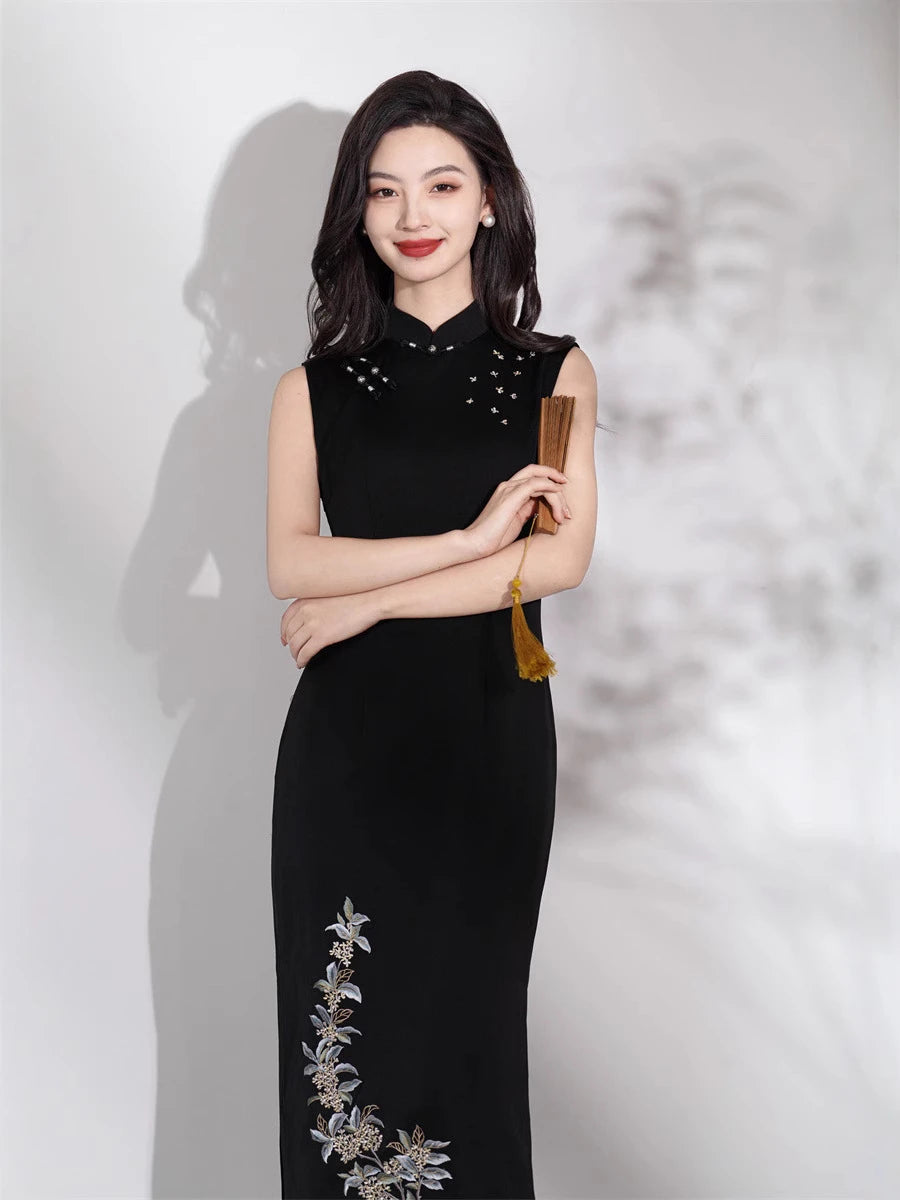 Robe Qipao moderne noire sans manches avec broderie florale