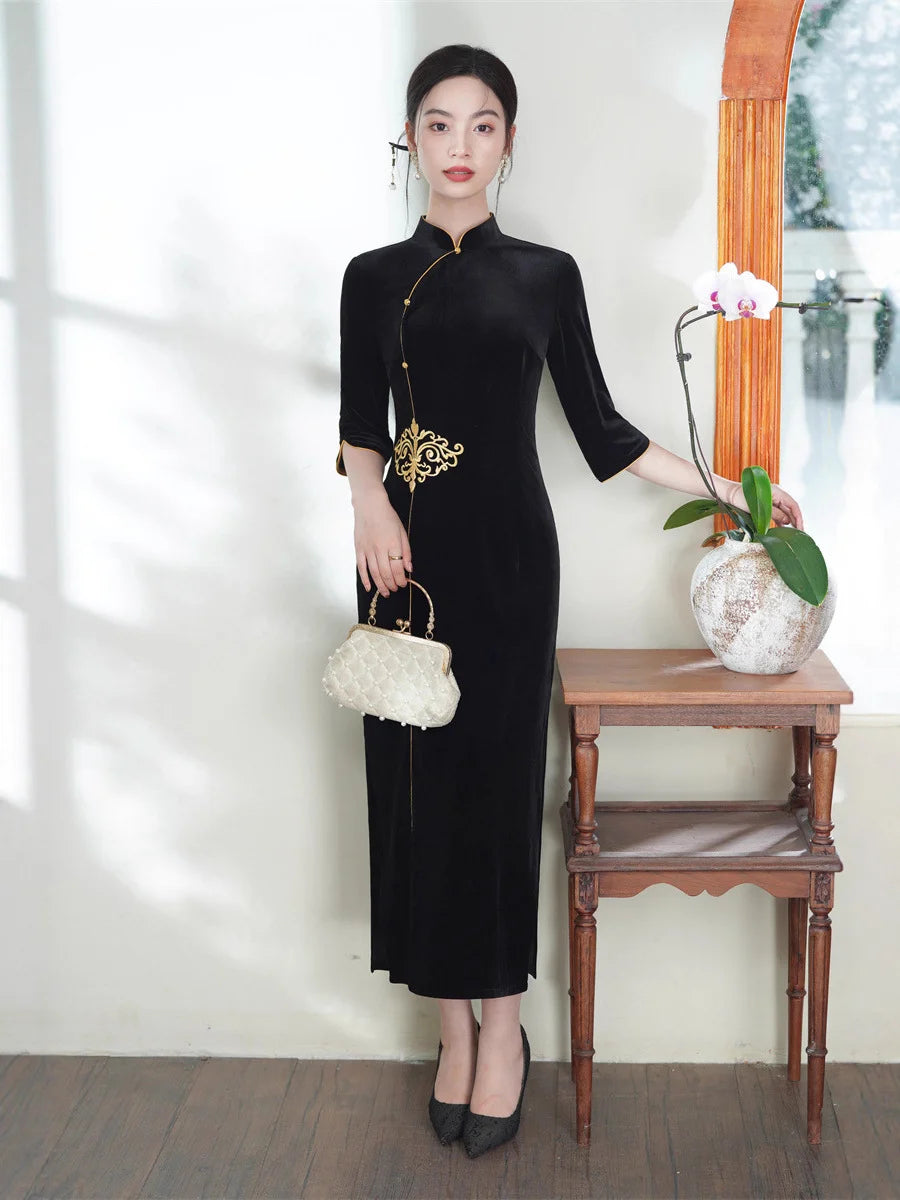 Robe Qipao en velours noir à manches longues avec accents dorés