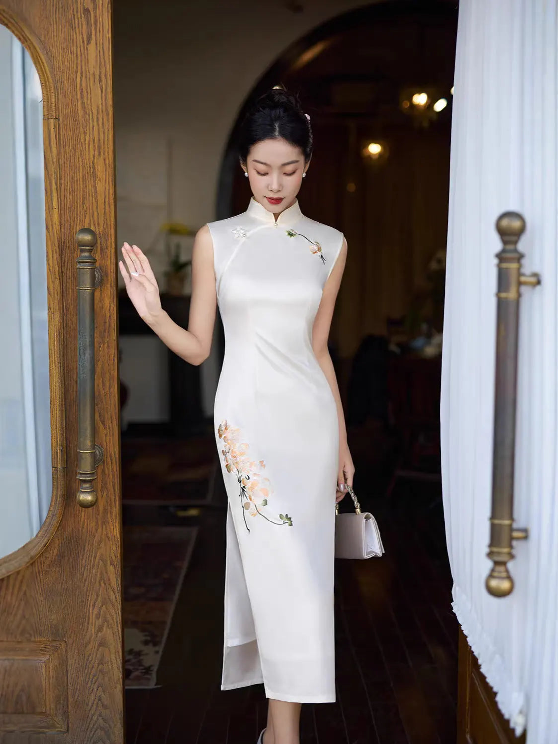Qipao long blanc sans manches orné de broderies d'orchidées