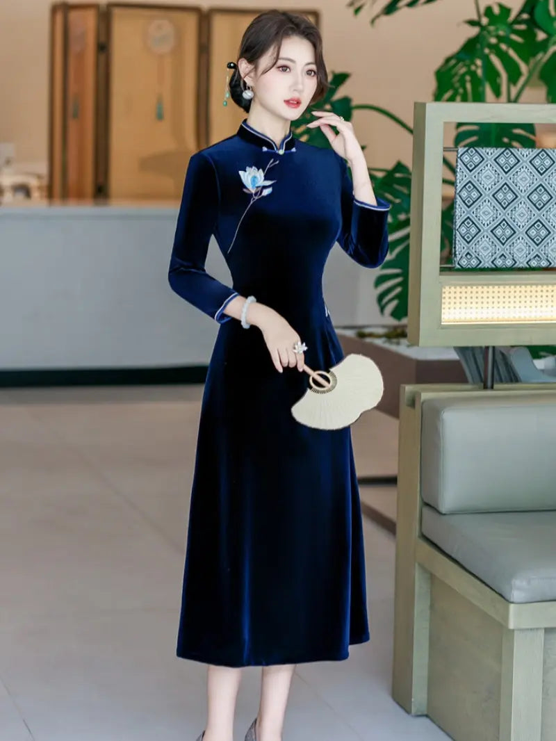 Midnight Blue Long Sleeve A Line Velvet Qipao With Foral Embroidery