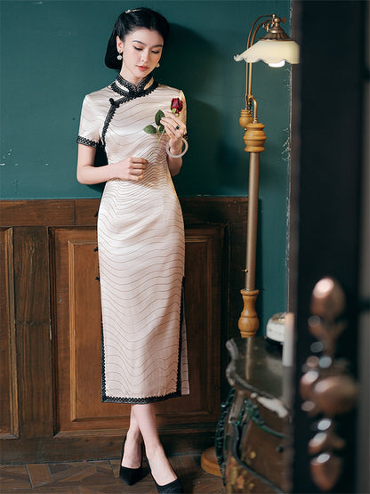Robe qipao en soie blanc ivoire avec bordure en dentelle noire | Midnight Waves