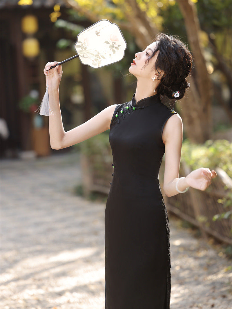 Model in black sleeveless qipao cheongsam dress looking up