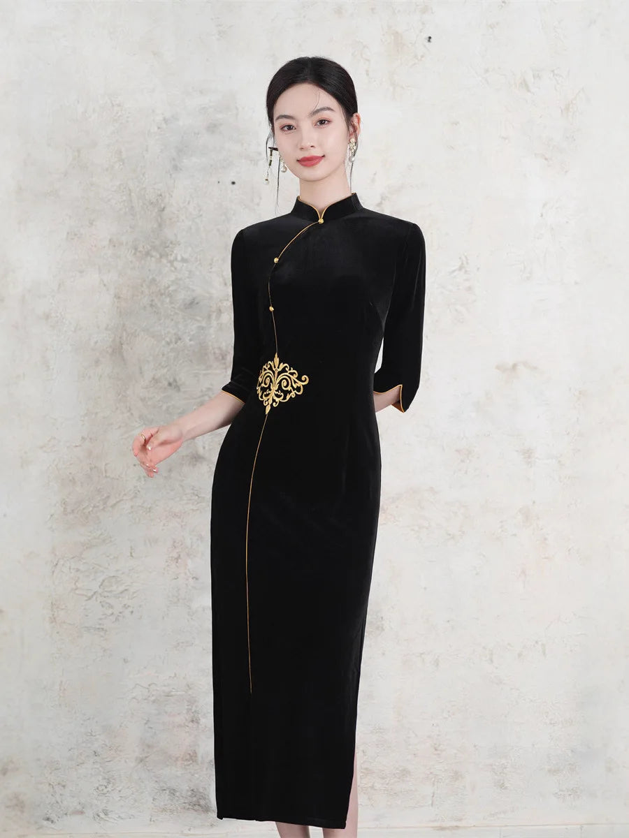 Robe Qipao en velours noir à manches longues avec accents dorés