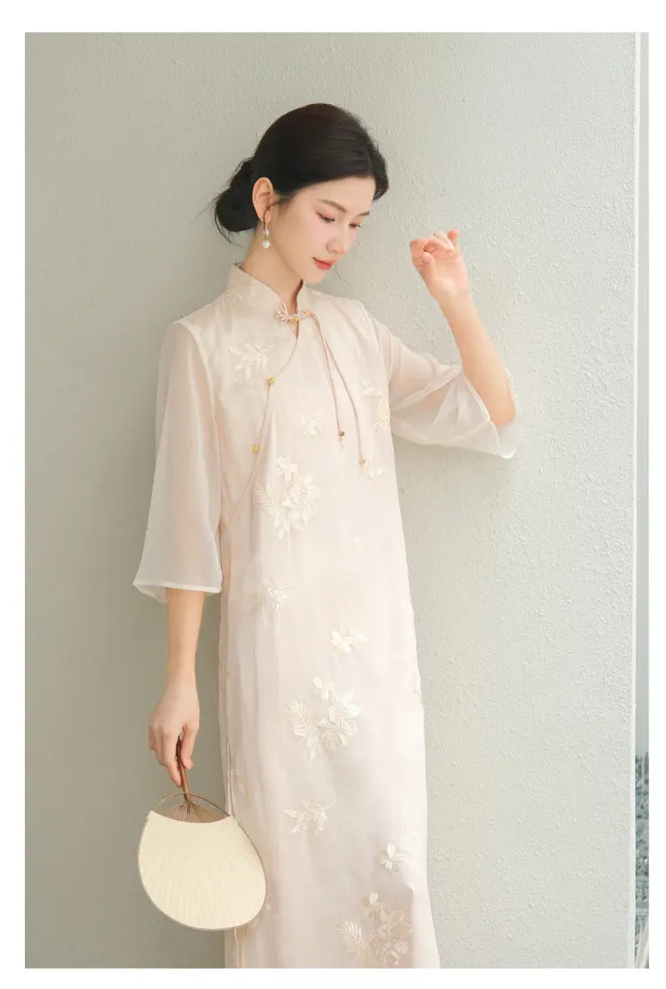 Elfenbeinbeige besticktes transparentes lockeres Qipao-Kleid