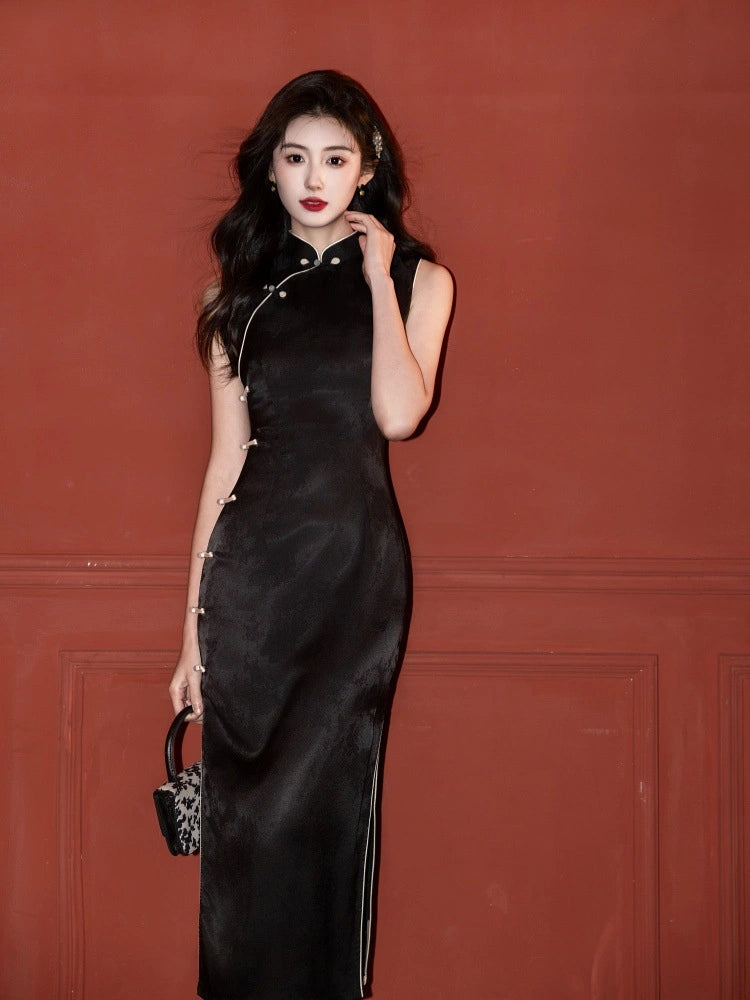 Schwarzes strukturiertes ärmelloses Qipao-Kleid