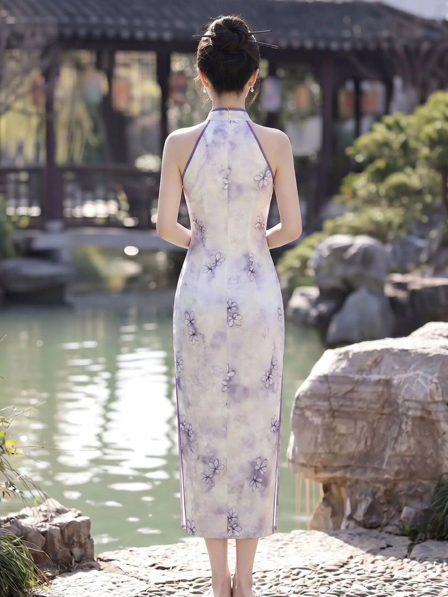 Robe Qipao violette moderne à col halter et imprimé floral jacquard