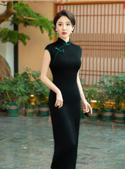 Ärmelloses schwarzes Qipao-Kleid mit grünen Knöpfen