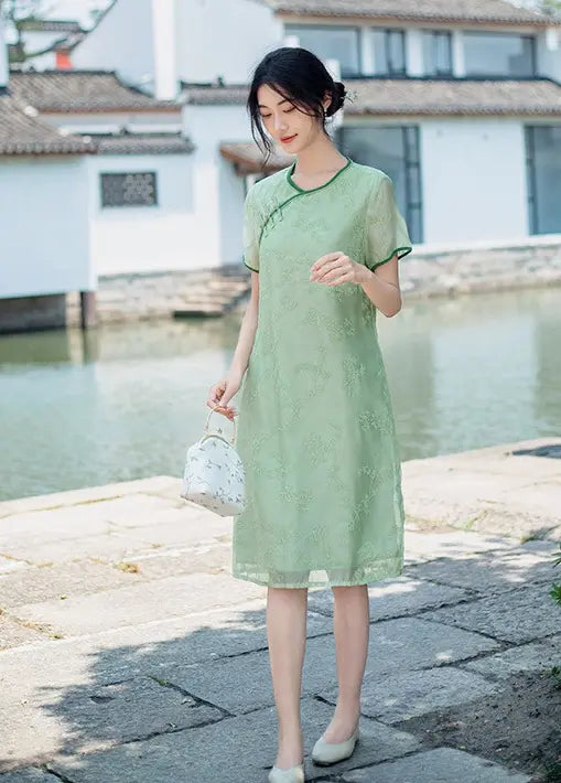 Grünes besticktes lockeres Qipao-Kleid