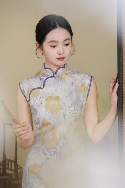 Ärmelloses Qipao-Kleid mit Blumenmuster | Goldenes Blütenblatt