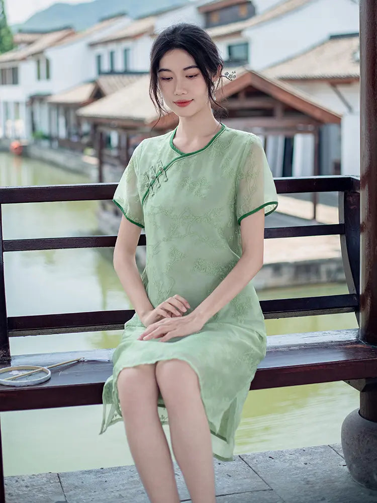 Grünes besticktes lockeres Qipao-Kleid