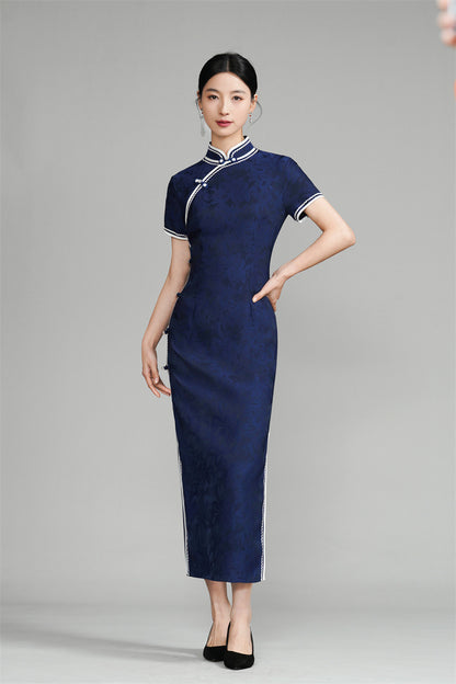 Robe Qipao en jacquard fleuri bleu foncé à manches courtes