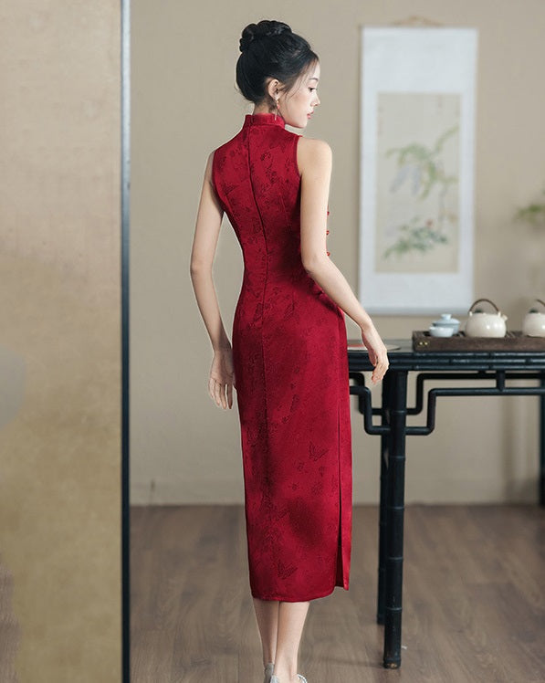 model in red sleeveless qipao cheongsam dress back