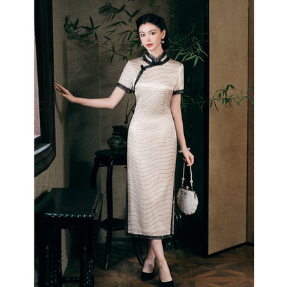 Robe qipao en soie blanc ivoire avec bordure en dentelle noire | Midnight Waves