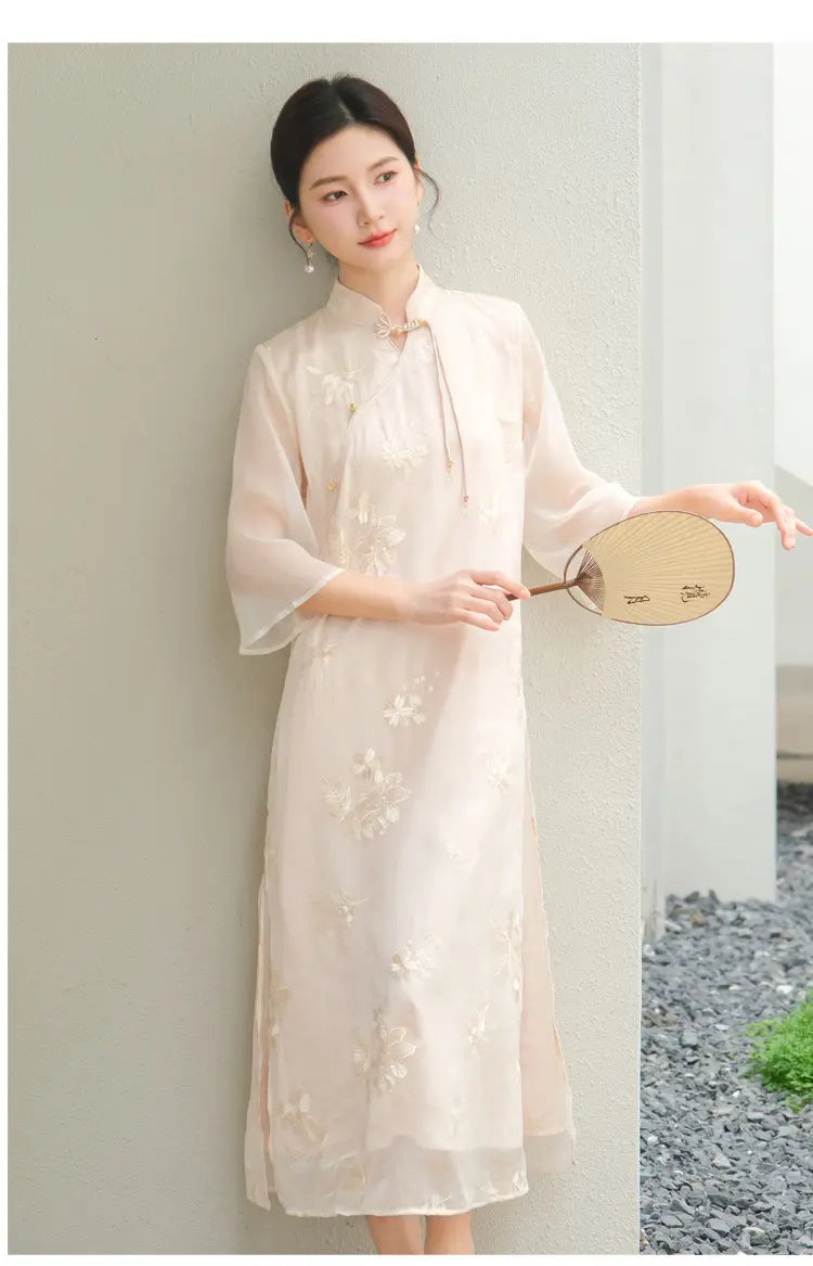 Elfenbeinbeige besticktes transparentes lockeres Qipao-Kleid