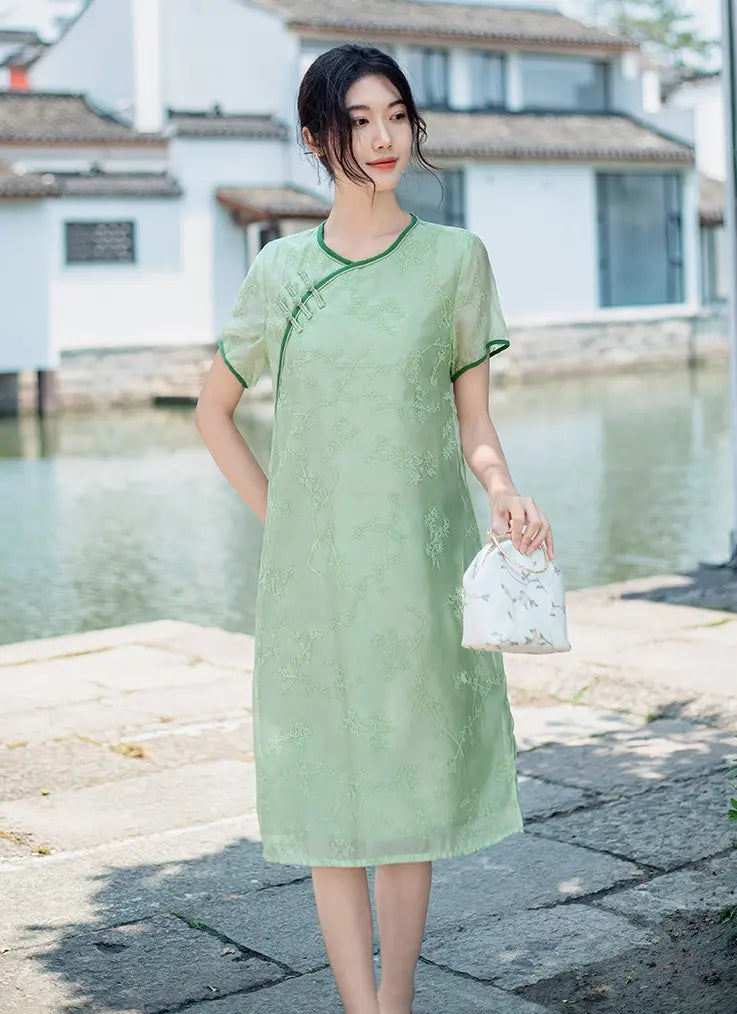 Grünes besticktes lockeres Qipao-Kleid