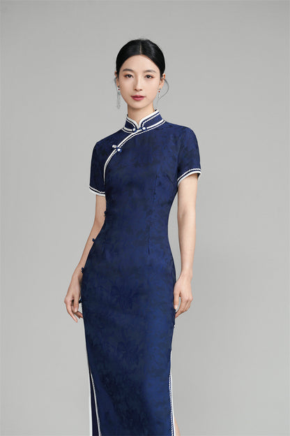 Robe Qipao en jacquard fleuri bleu foncé à manches courtes