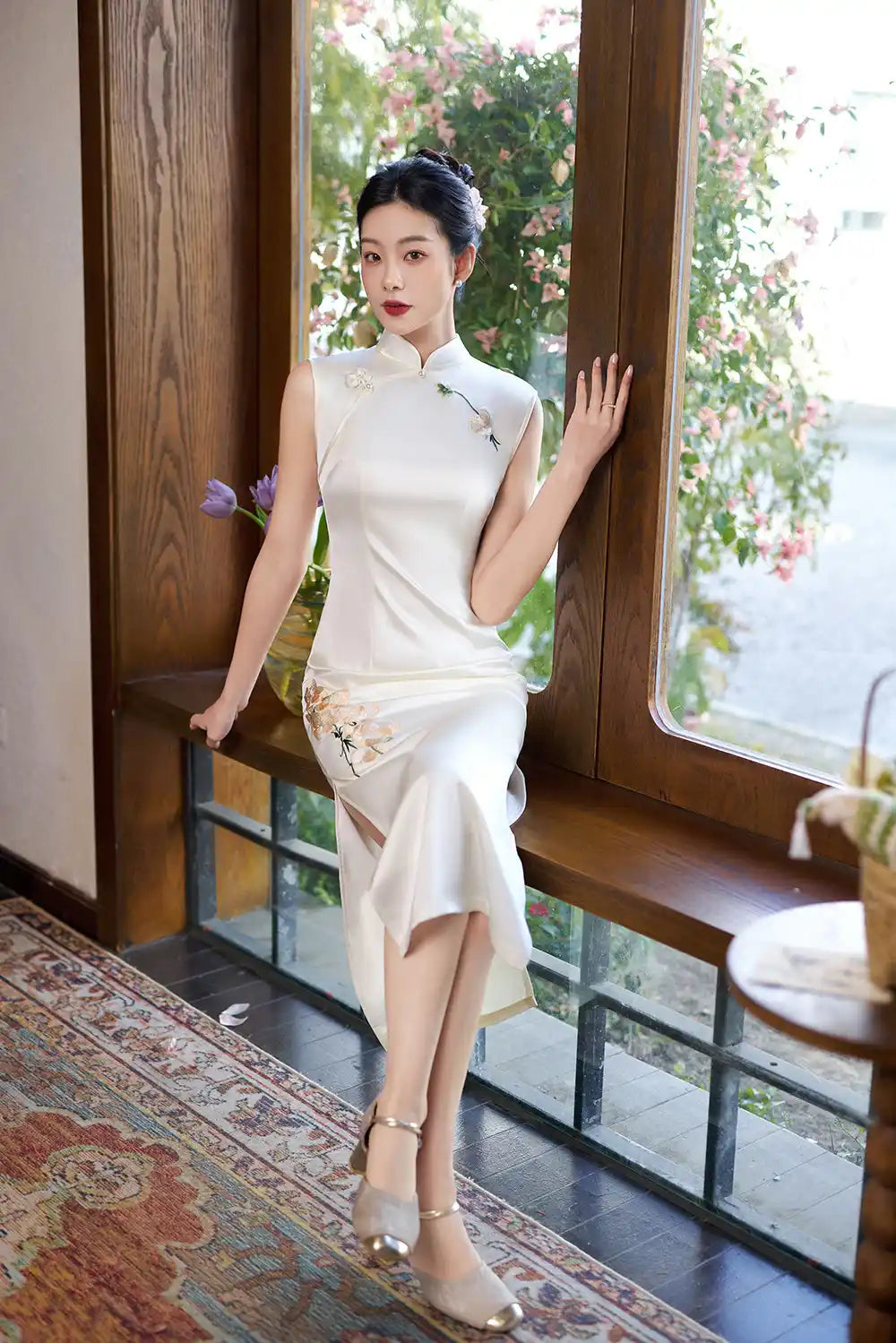 Qipao long blanc sans manches orné de broderies d'orchidées