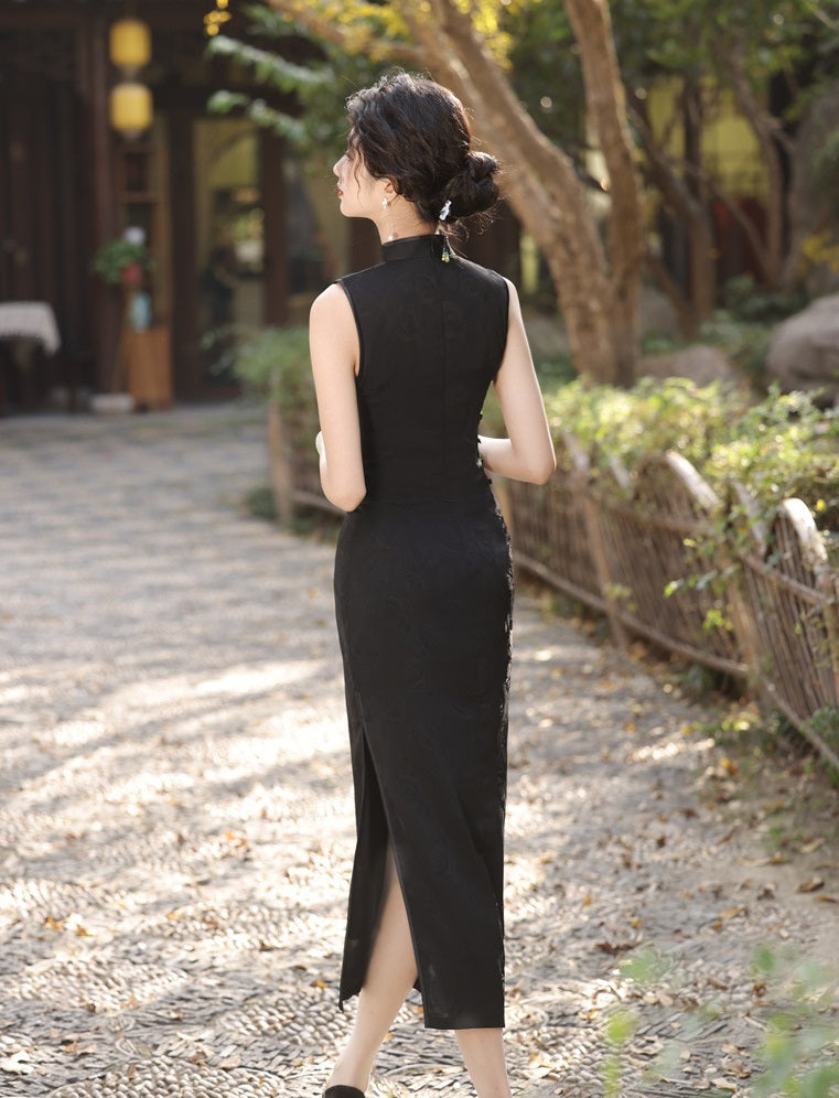 Model in black sleeveless qipao cheongsam dress  back