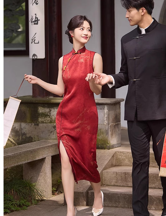 Rotes ärmelloses Qipao-Cheongsam-Kleid aus Jacquard | Bambusblätter