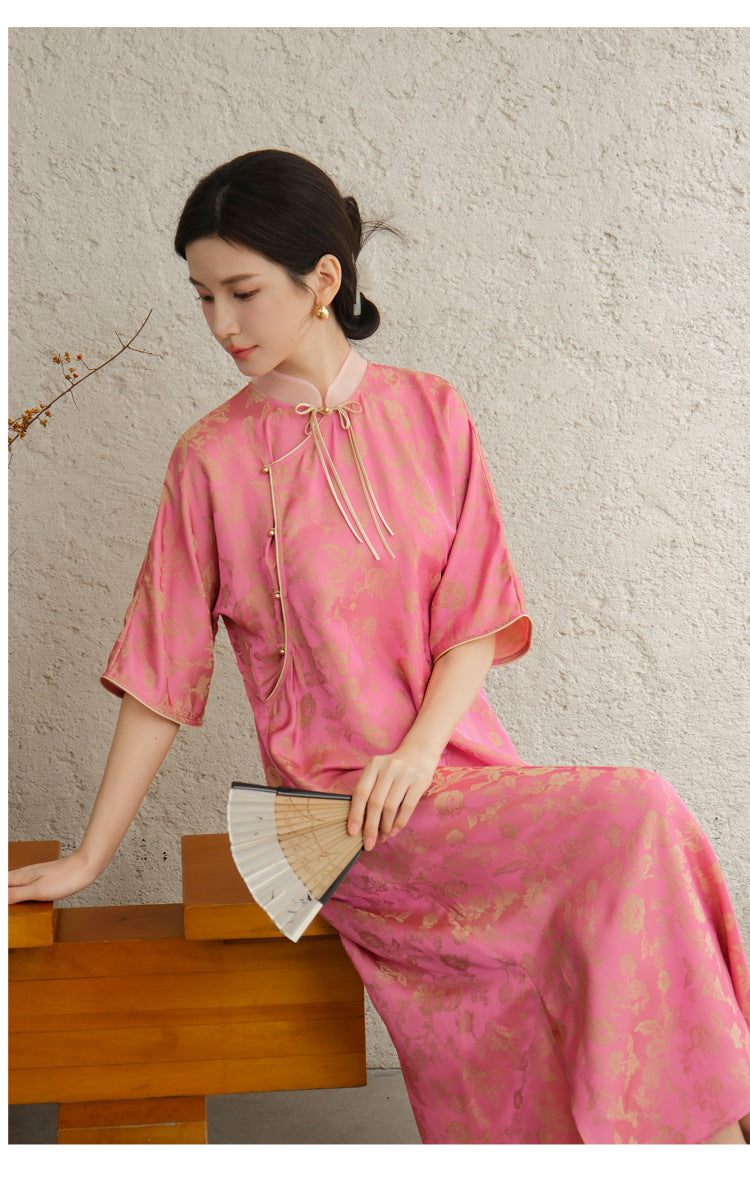 Robe Qipao à manches courtes en soie de mûrier à fleurs roses Robe Qipao à manches courtes en soie de mûrier à fleurs roses