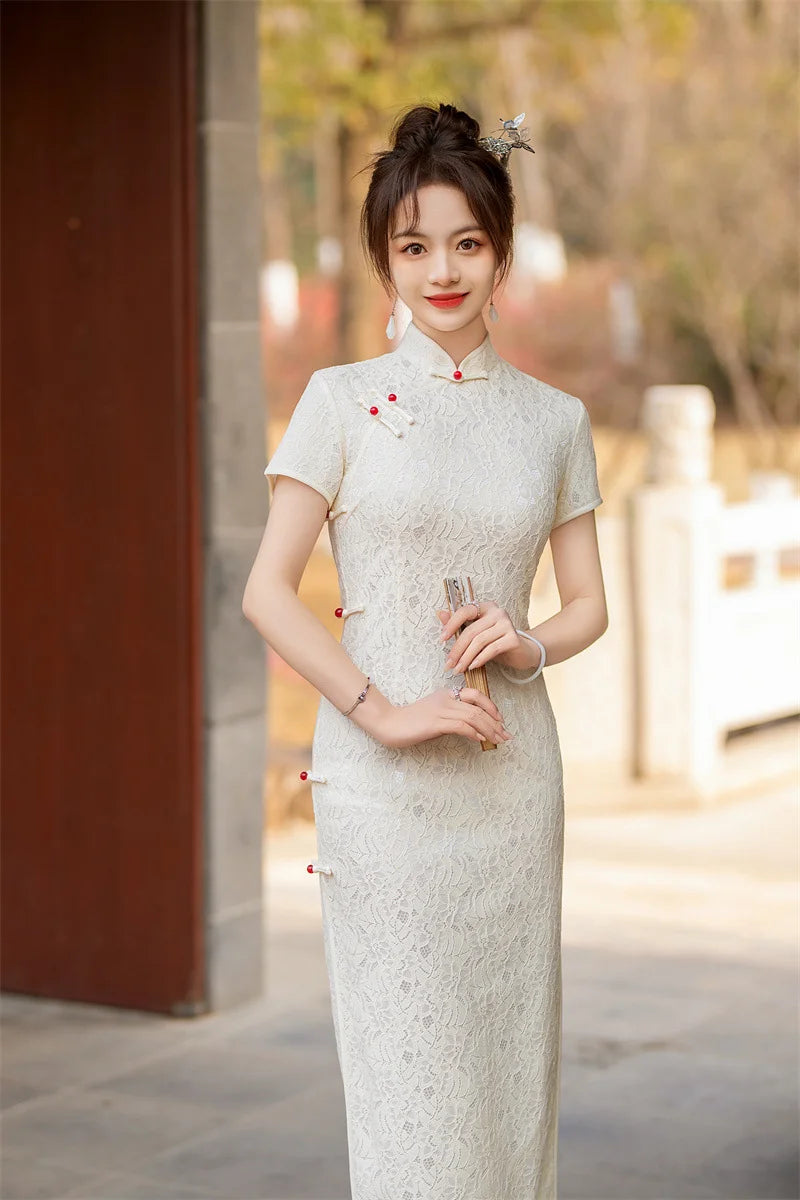 Qipao moderne en dentelle florale blanche avec boutons grenouille rouges