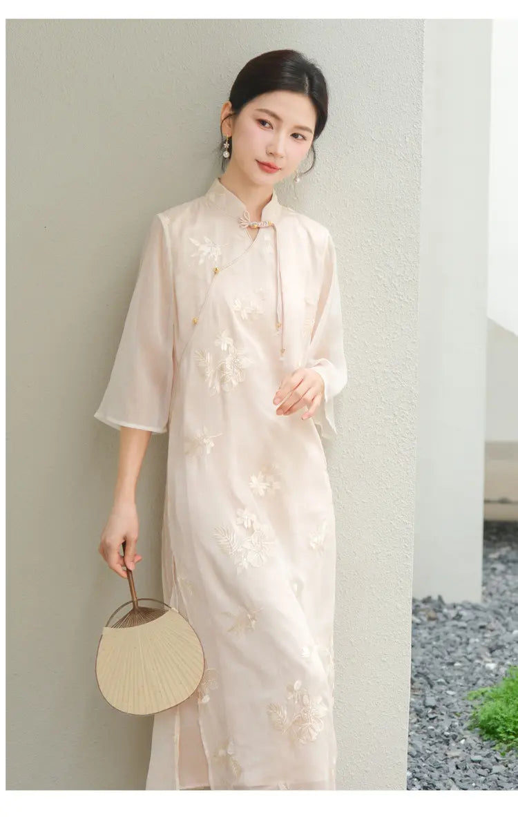 Elfenbeinbeige besticktes transparentes lockeres Qipao-Kleid