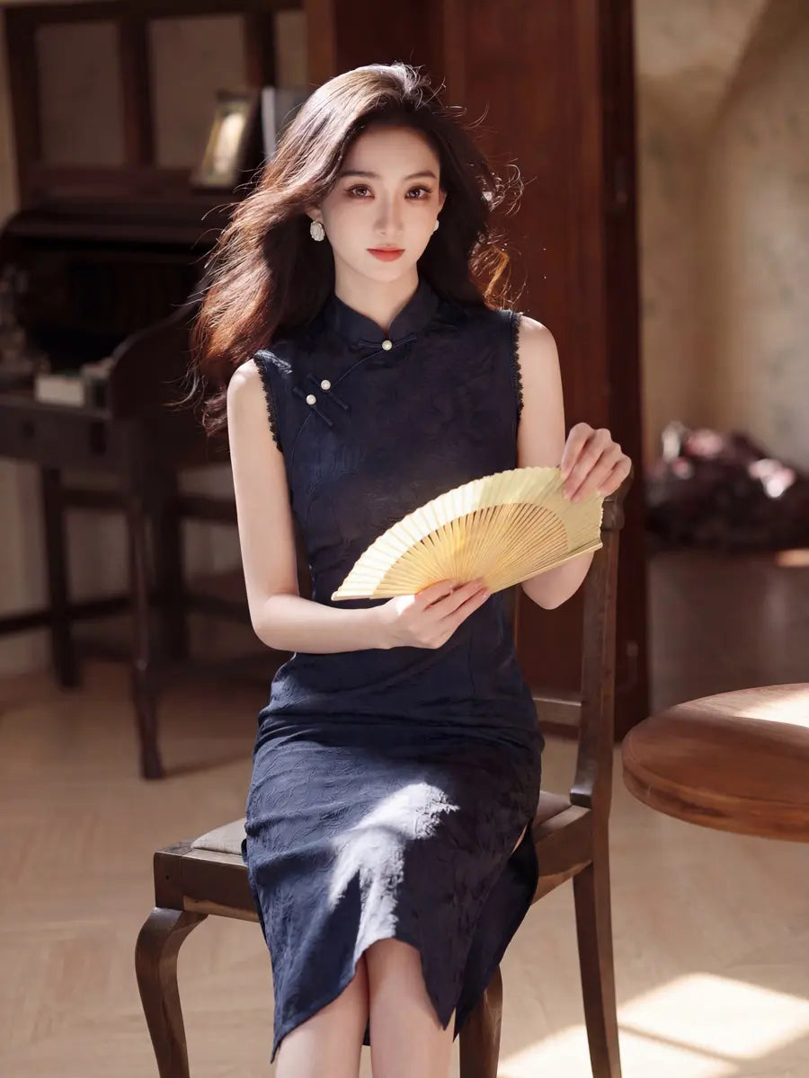 Ärmelloses Maxi-Qipao aus texturiertem Jacquard mit Spitzenbesatz