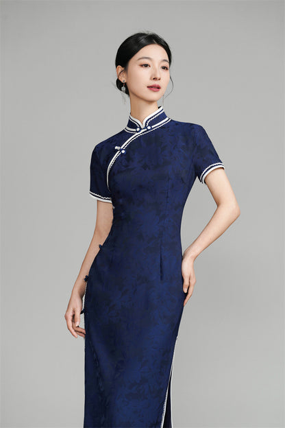 Robe Qipao en jacquard fleuri bleu foncé à manches courtes
