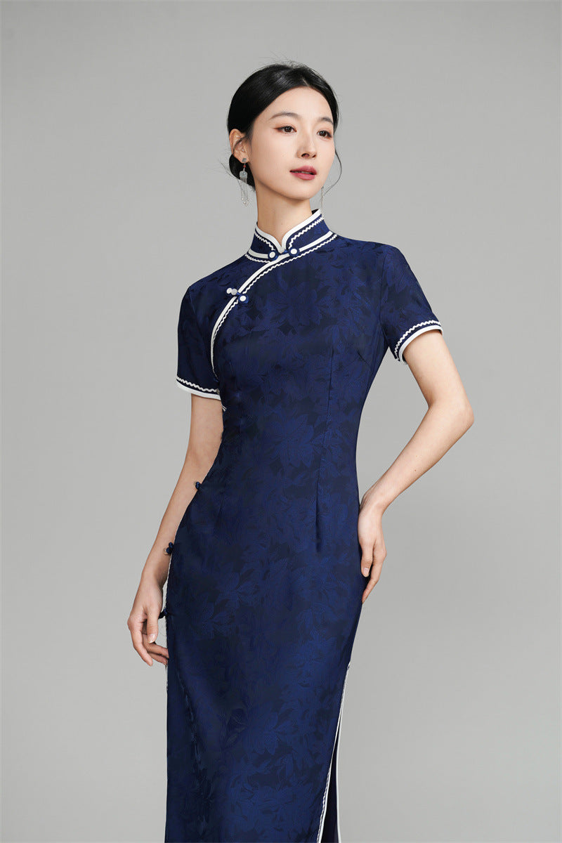 Dunkelblaues kurzärmliges Jacquard-Qipao-Kleid mit Blumenmuster