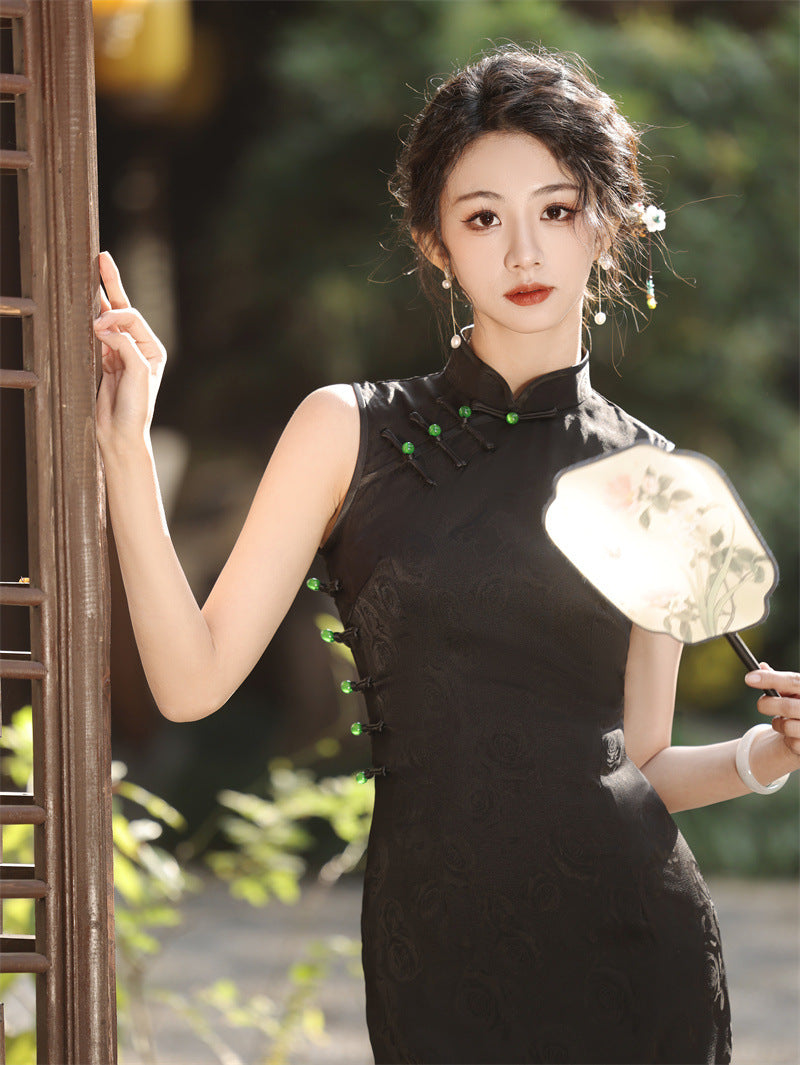 Model in black sleeveless qipao cheongsam dress  with hand fan