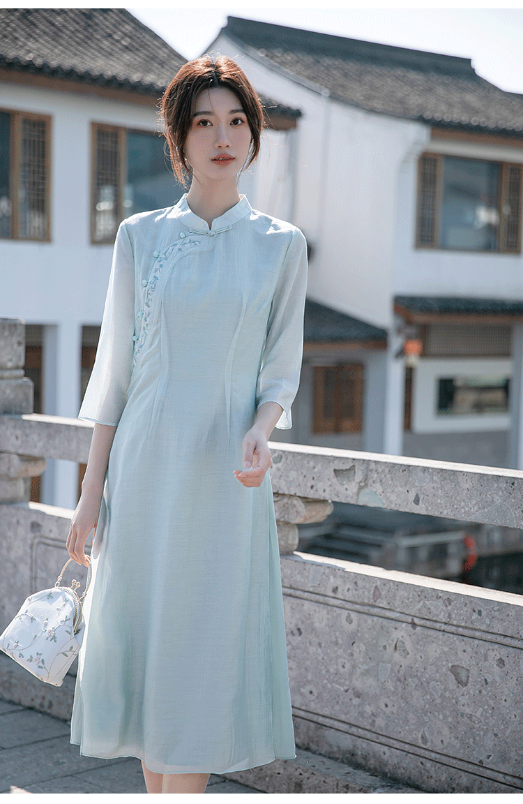 Light Green Loose Cheongsam Qipao Dress With Floral Embroidery