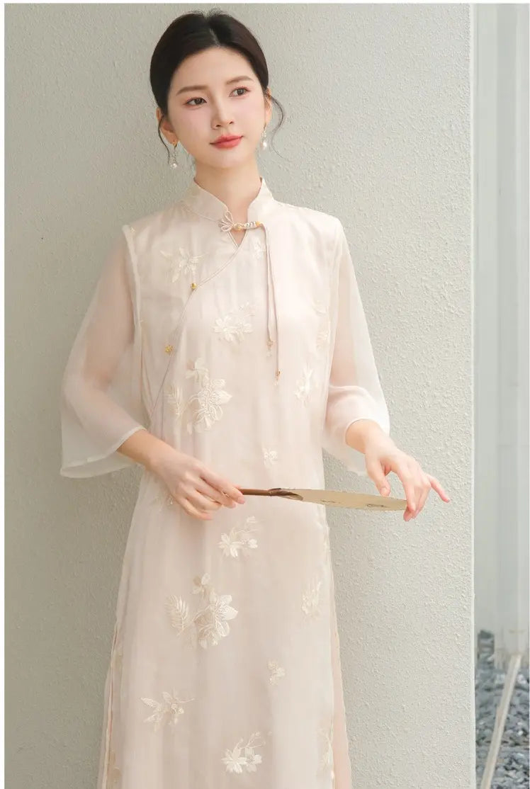 Elfenbeinbeige besticktes transparentes lockeres Qipao-Kleid
