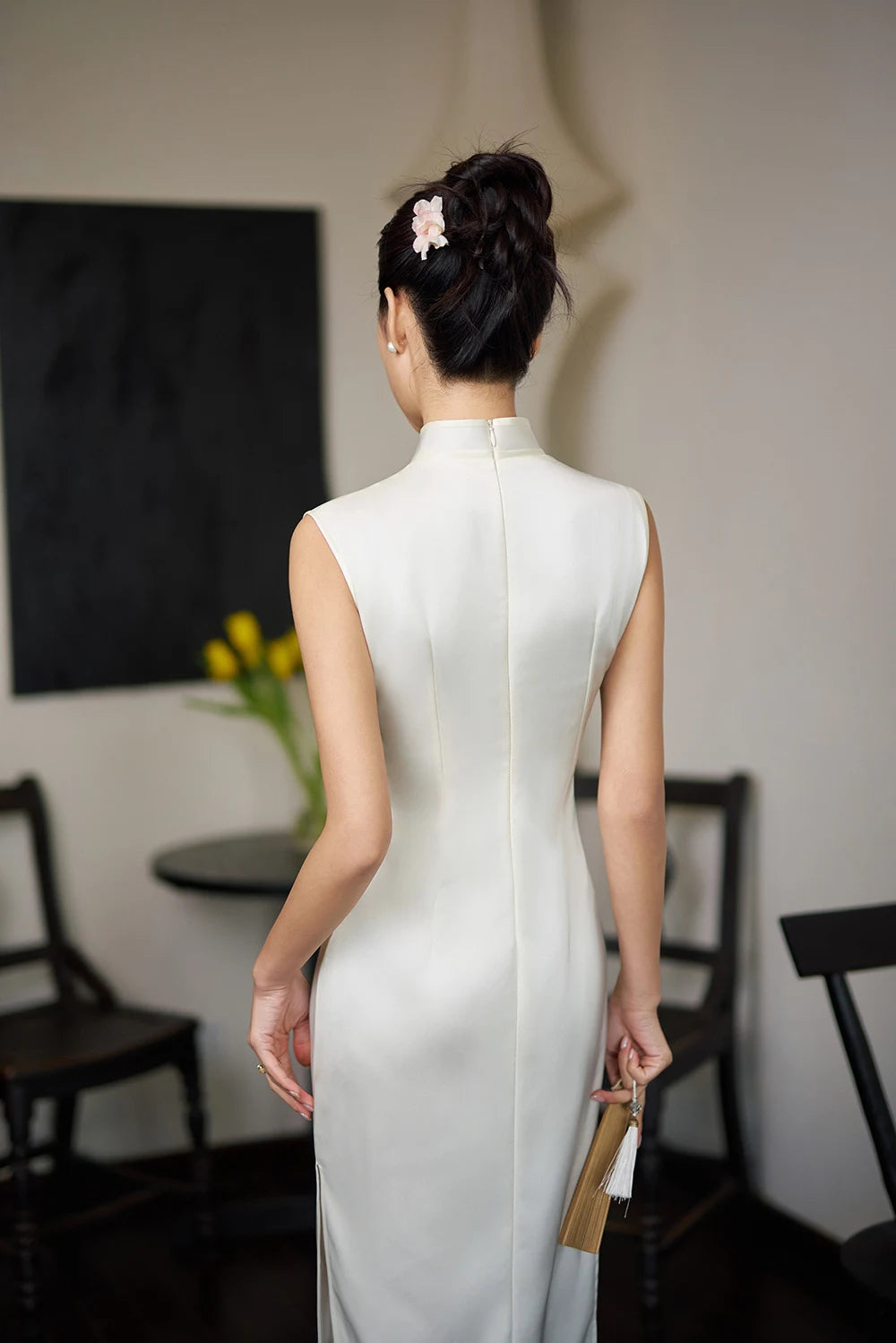Qipao long blanc sans manches orné de broderies d'orchidées