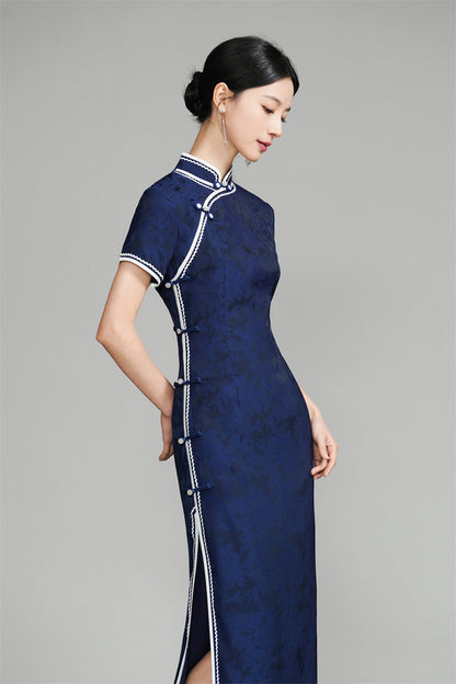 Robe Qipao en jacquard fleuri bleu foncé à manches courtes