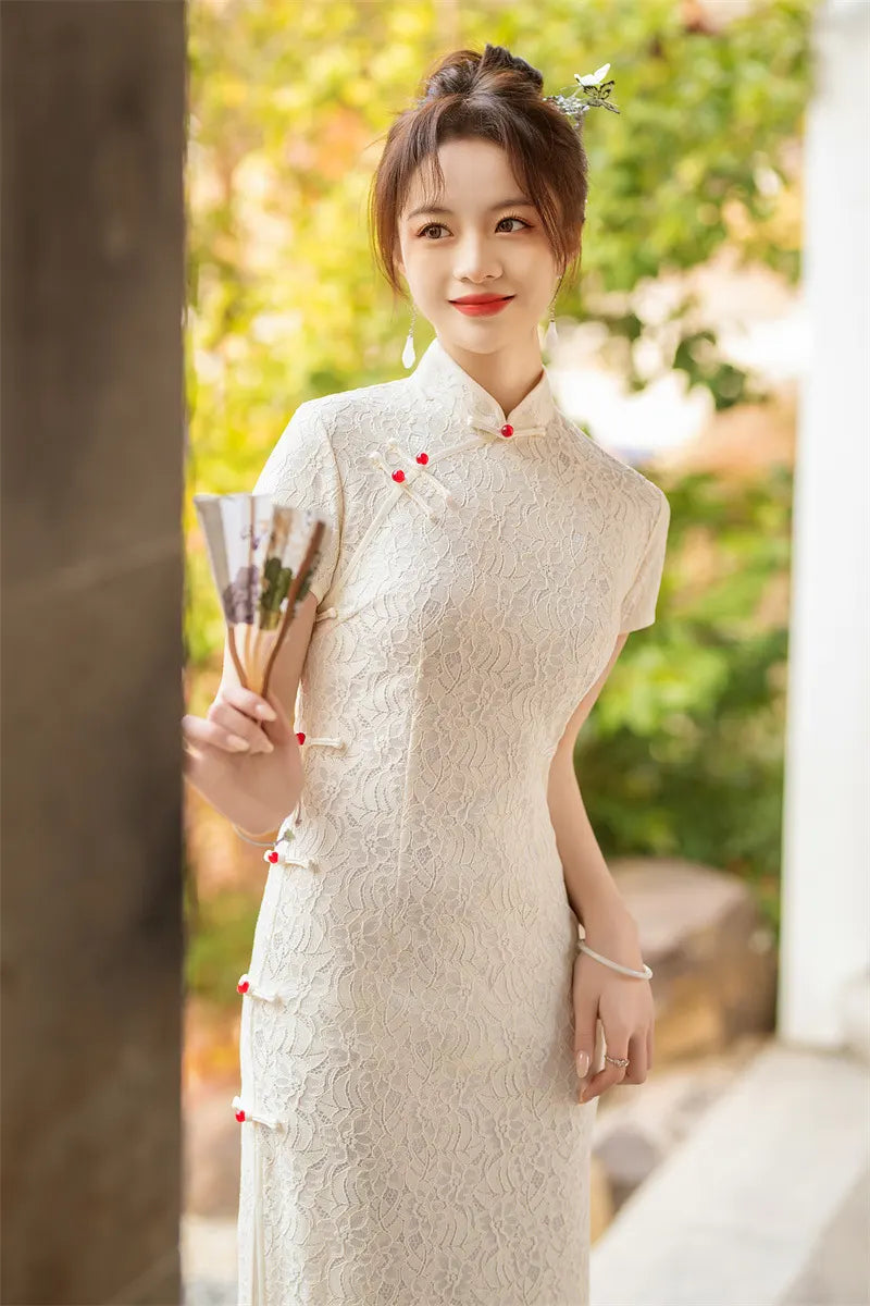 Qipao moderne en dentelle florale blanche avec boutons grenouille rouges