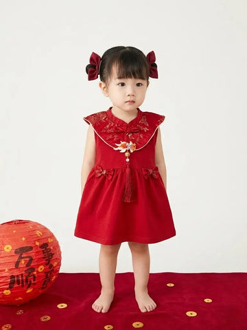 Child wearing a Baby Girl Red Traditional Chinese Summer Zhuazhou Ceremony Dress on a white background