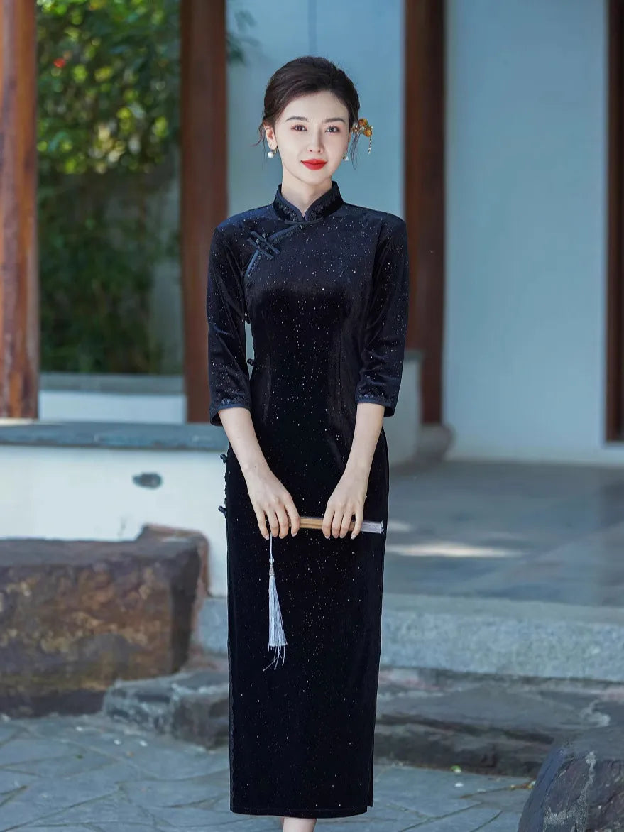 Olivgrünes Qipao-Kleid mit Flügelärmeln und Blumenmuster