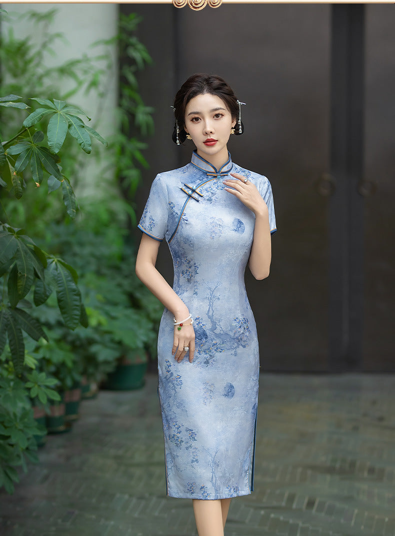 Blaues, von Porzellan inspiriertes Qipao-Kleid